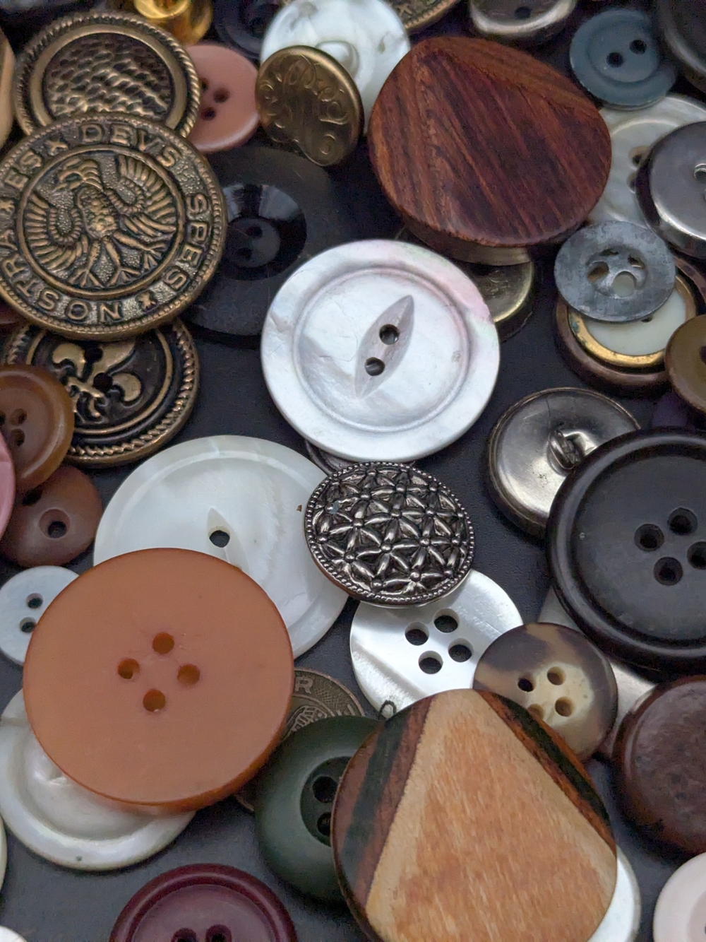 Lot Of Buttons. Vintage Buttons- Mother Of Pearl - Retro Buttons- Metal Buttons. - Picture 6 of 12